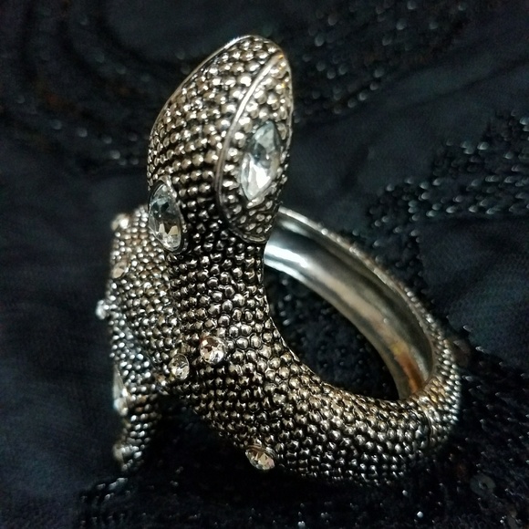 EUC GUESS Cleopatra Bracelet🌹 - Picture 4 of 8